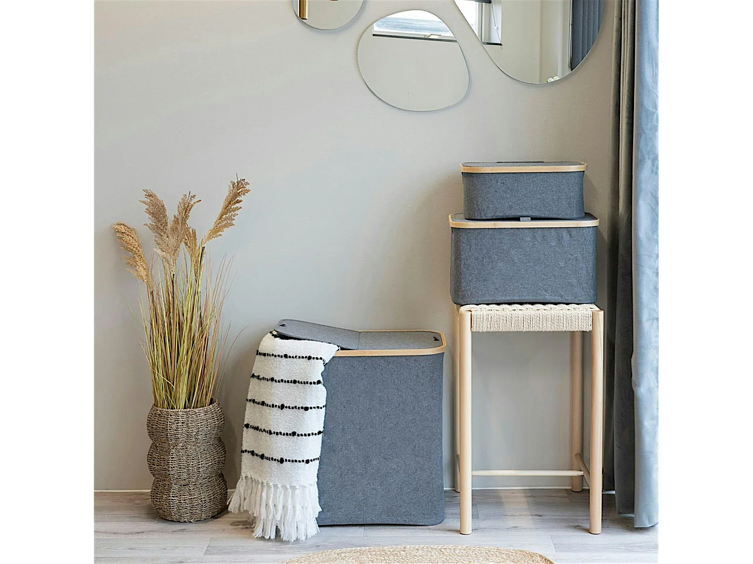 Panier à linge gris avec couvercle