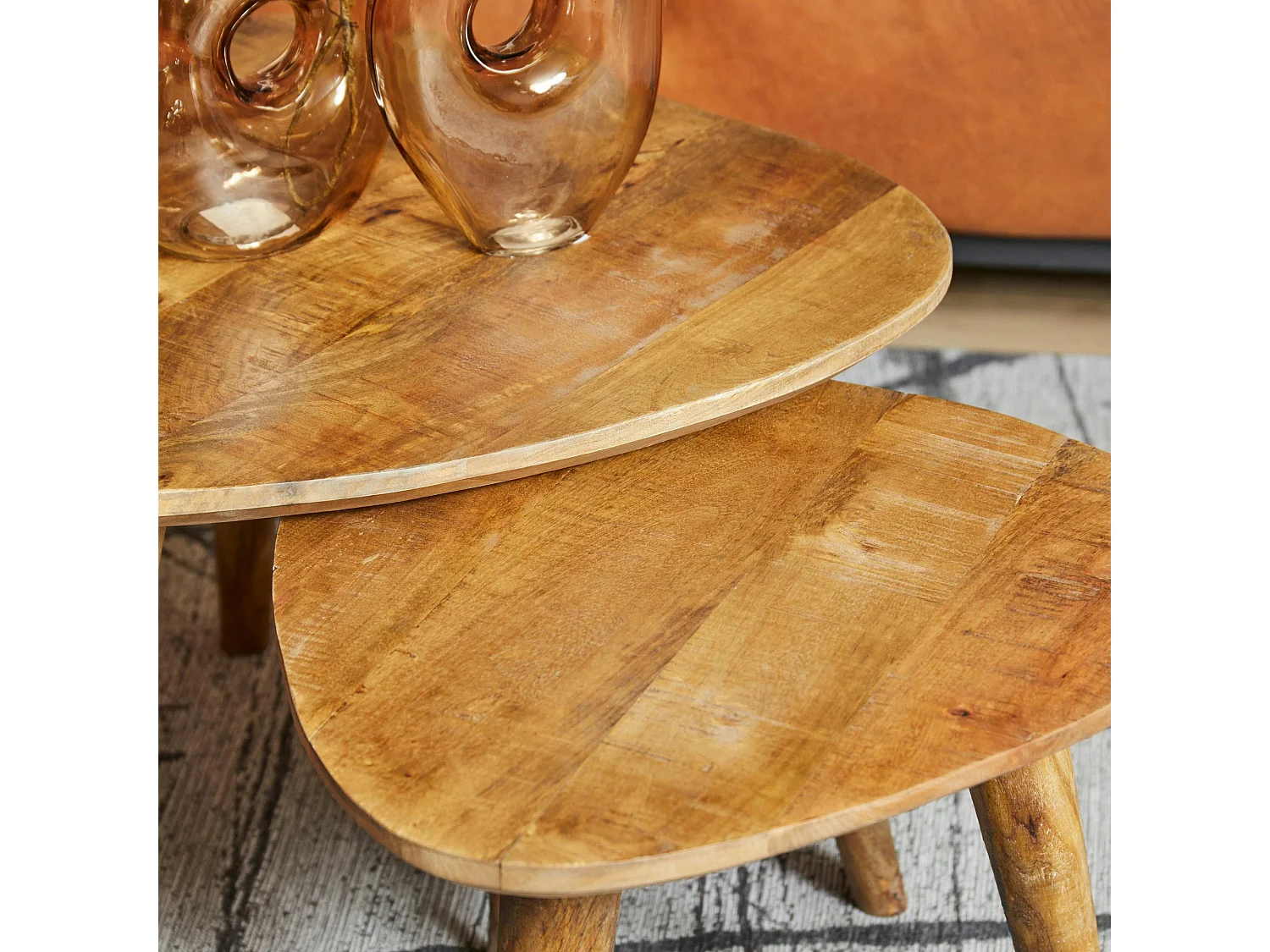 Bout de canapé design triangle en bois de manguier (lot de 2) ALMA