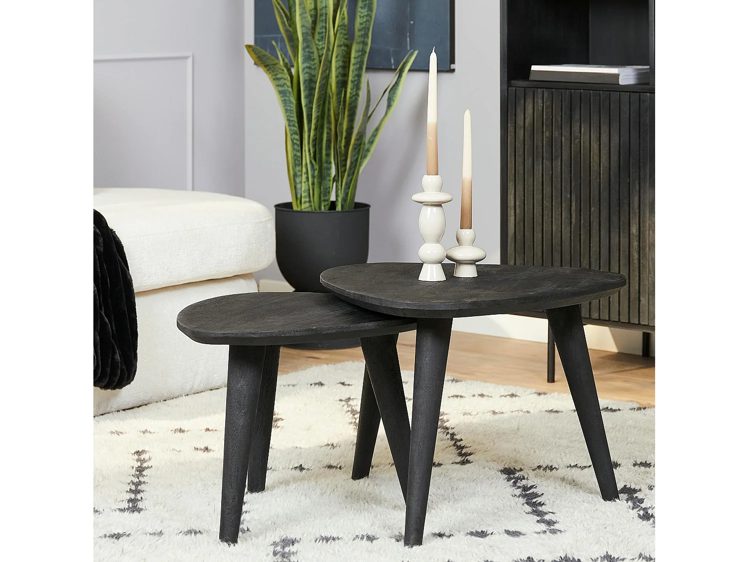 Bout de canapé noir design triangle en bois de manguier (lot de 2) ALMA