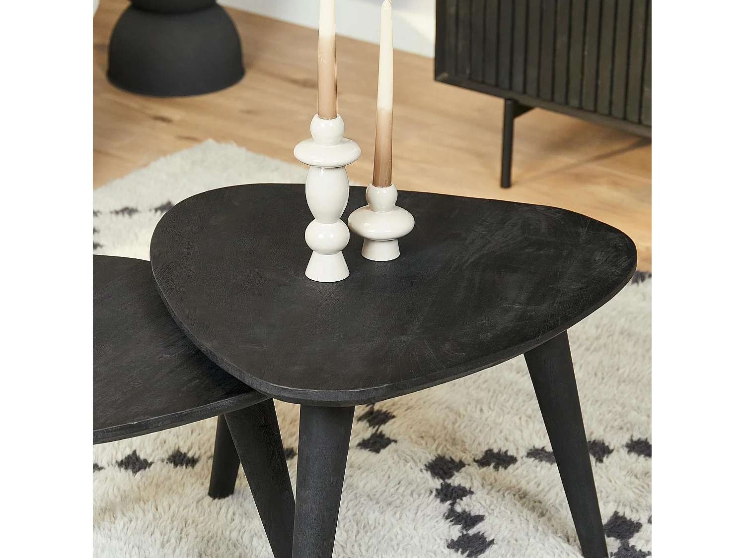 Bout de canapé noir design triangle en bois de manguier (lot de 2) ALMA