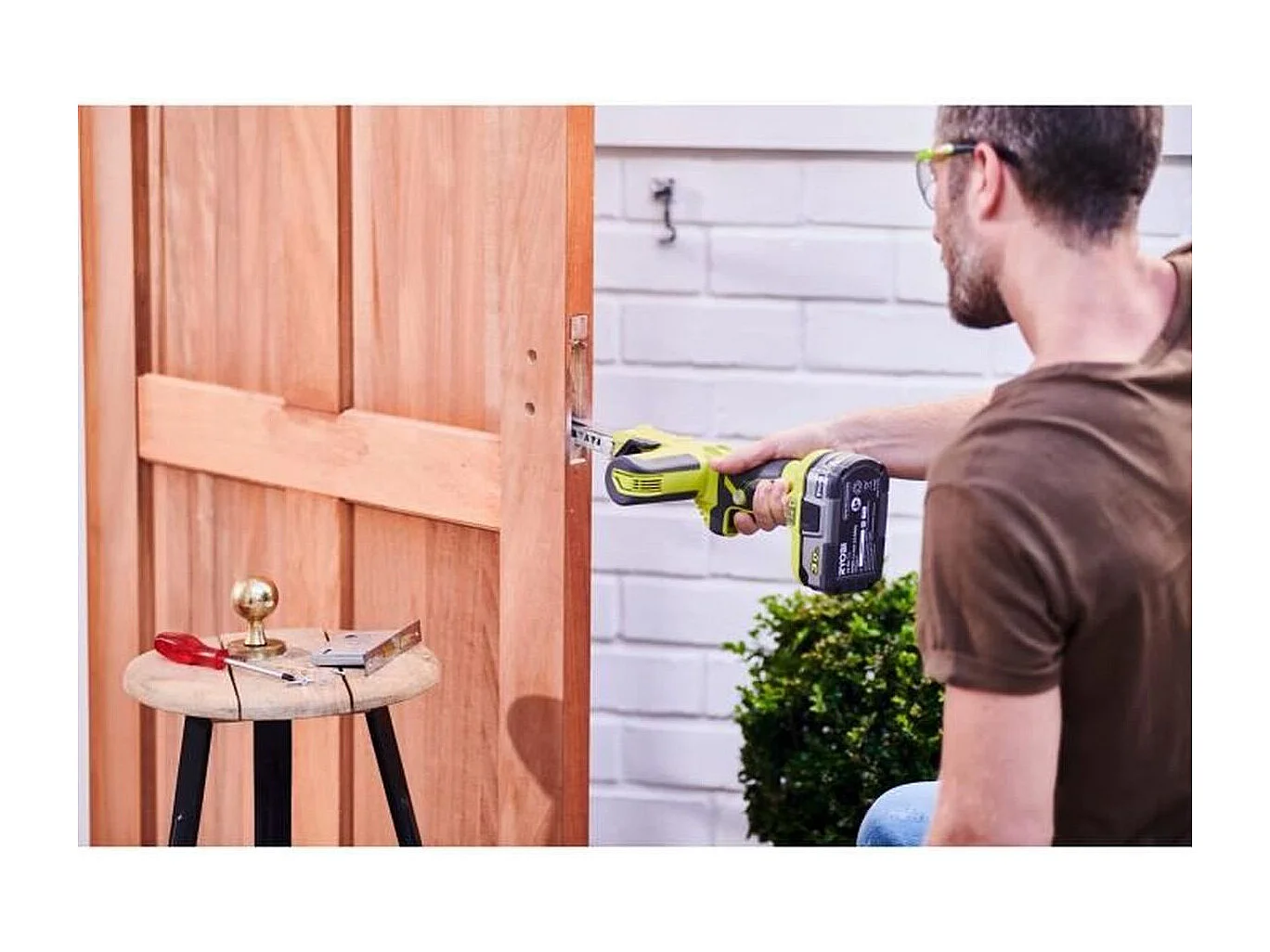 Lixadeira elétrica sem fio RYOBI 18V R18PF-0 ONE+ com velocidade variável e troca de cinta sem ferramentas