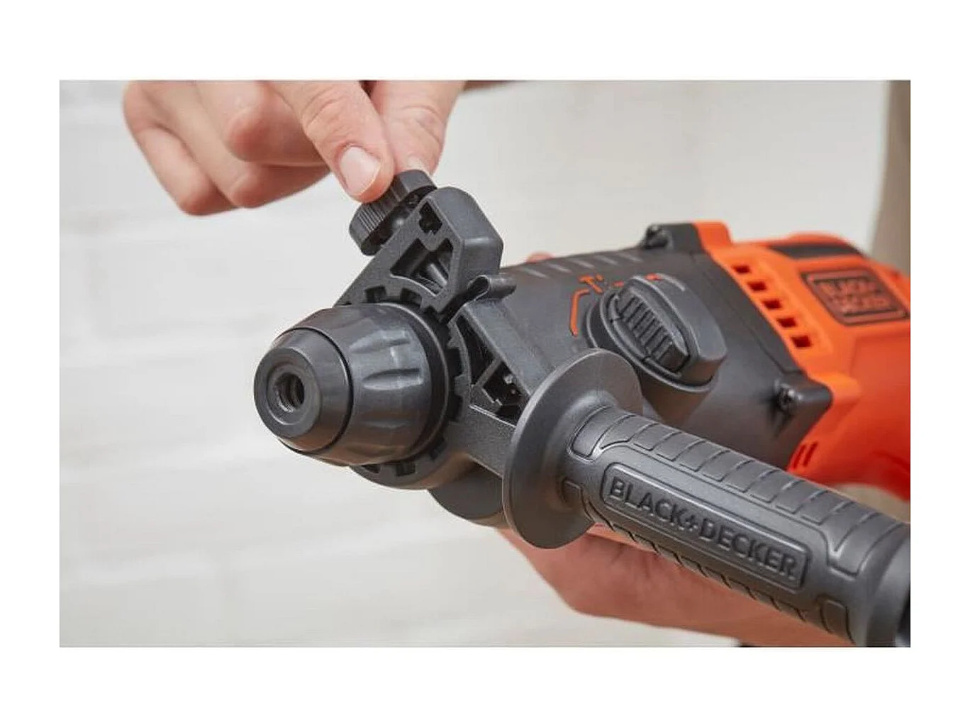 Martelo perfurador com fio BLACK+DECKER BEHS01-QS 650W SDS+ 3 modos, 16 mm concreto, entregue com 2 brocas