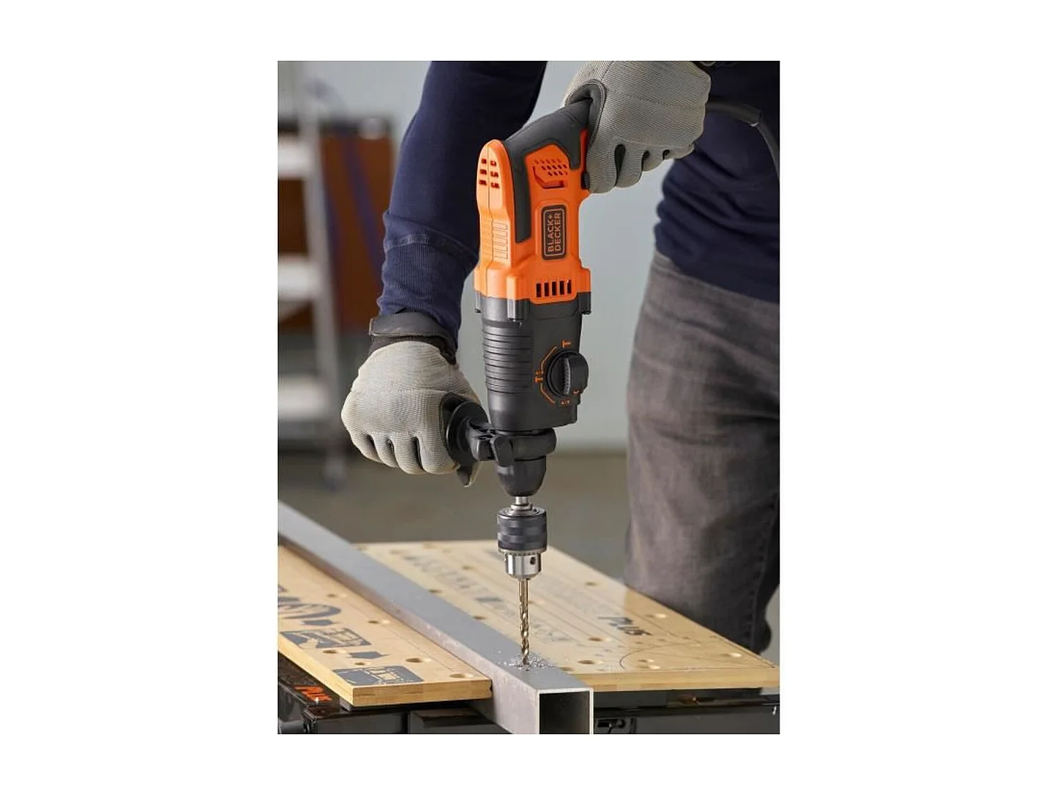 Martelo perfurador com fio BLACK+DECKER BEHS01-QS 650W SDS+ 3 modos, 16 mm concreto, entregue com 2 brocas