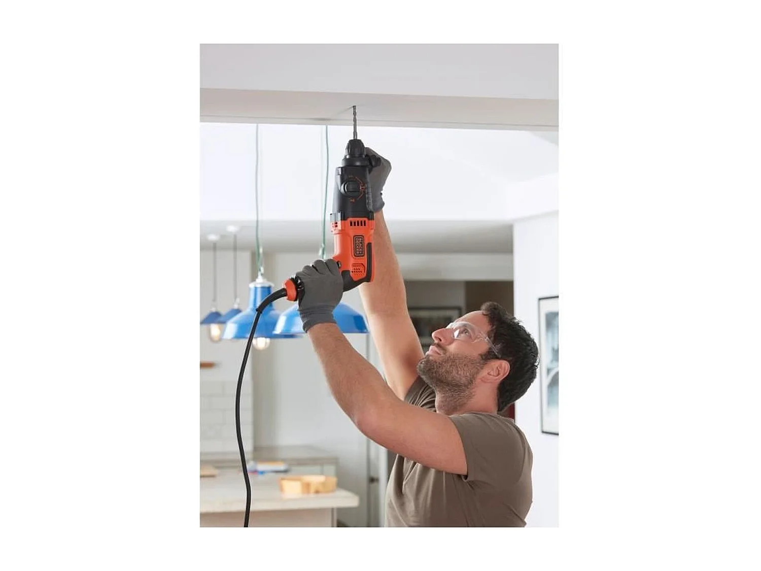 Martelo perfurador com fio BLACK+DECKER BEHS01-QS 650W SDS+ 3 modos, 16 mm concreto, entregue com 2 brocas