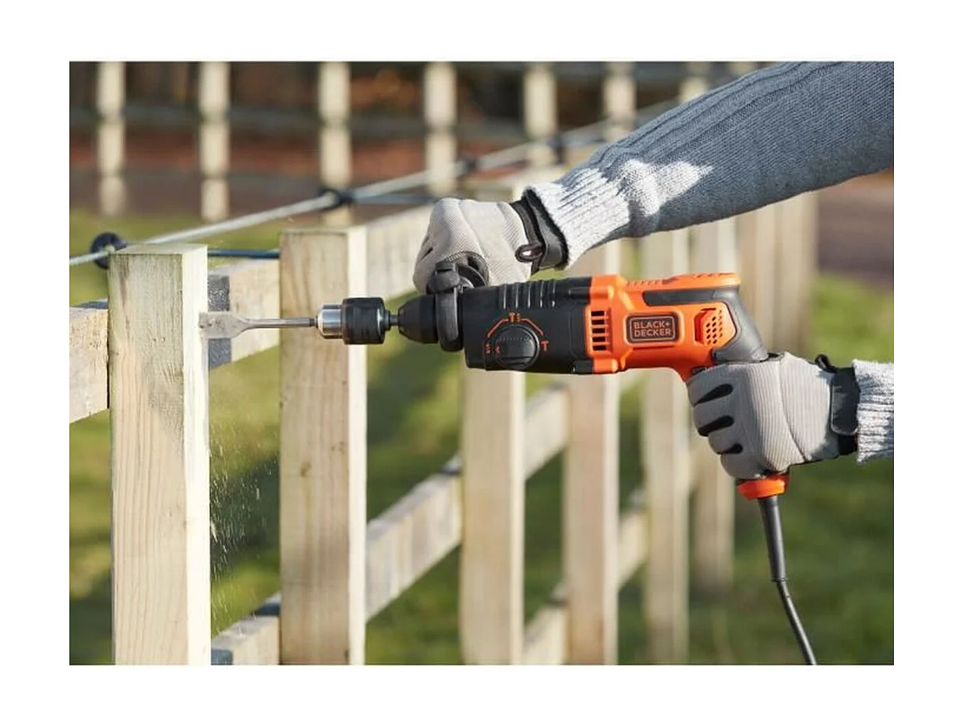 Martelo perfurador com fio BLACK+DECKER BEHS01-QS 650W SDS+ 3 modos, 16 mm concreto, entregue com 2 brocas