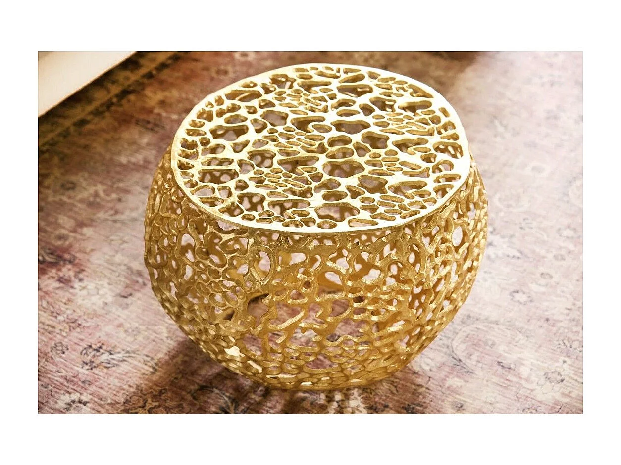 Lage tafel METRIX goudkleurig 53 cm met organisch geometrisch patroon – Design salontafel van aluminium