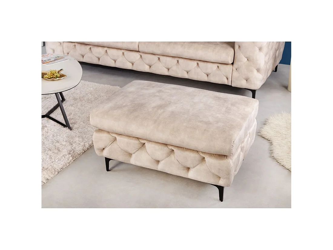 Pouf VELENA champagne capitonné – Pouf baroque en velours avec pieds métal noirs