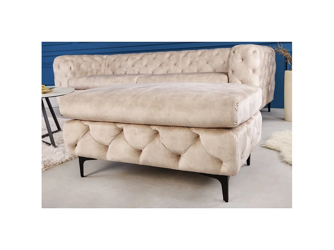 Pouf VELENA champagne capitonné – Pouf baroque en velours avec pieds métal noirs
