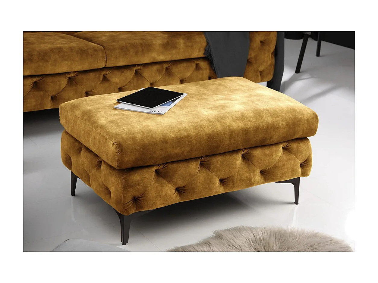 Pouf VELENA jaune moutarde – Pouf baroque en velours avec pieds métal noirs