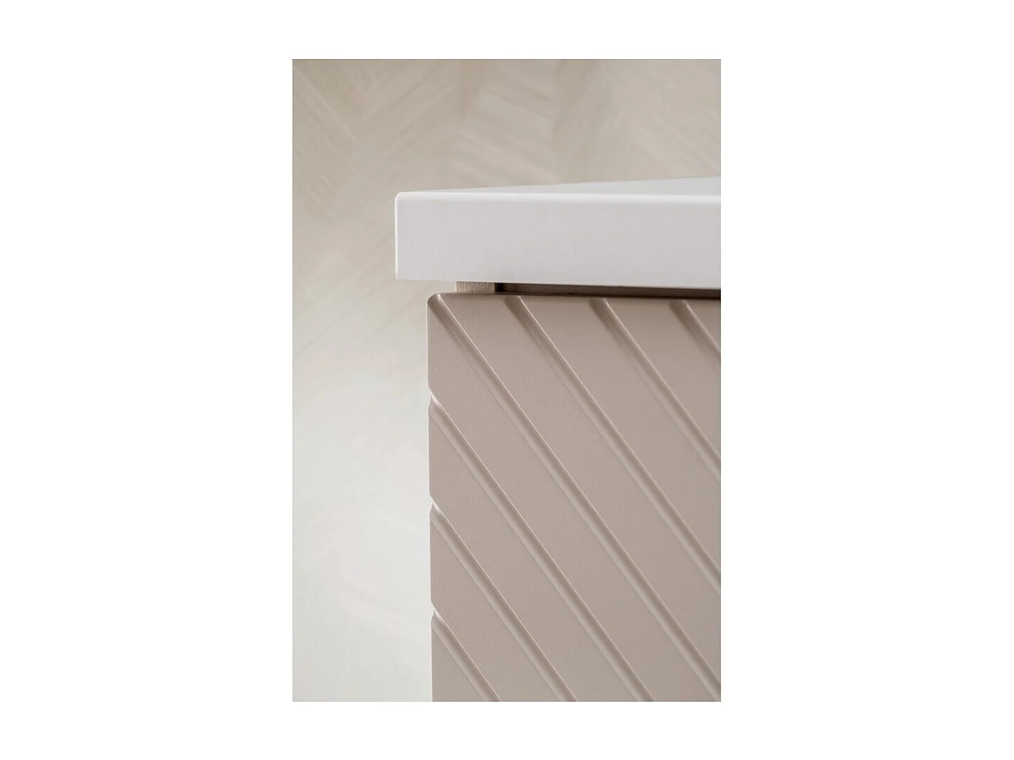 Meuble sous vasque AOKI – 2 tiroirs – Finition beige cachemire à motifs chevron et poignées dorées – L60 × P39 × H57 cm – À susp