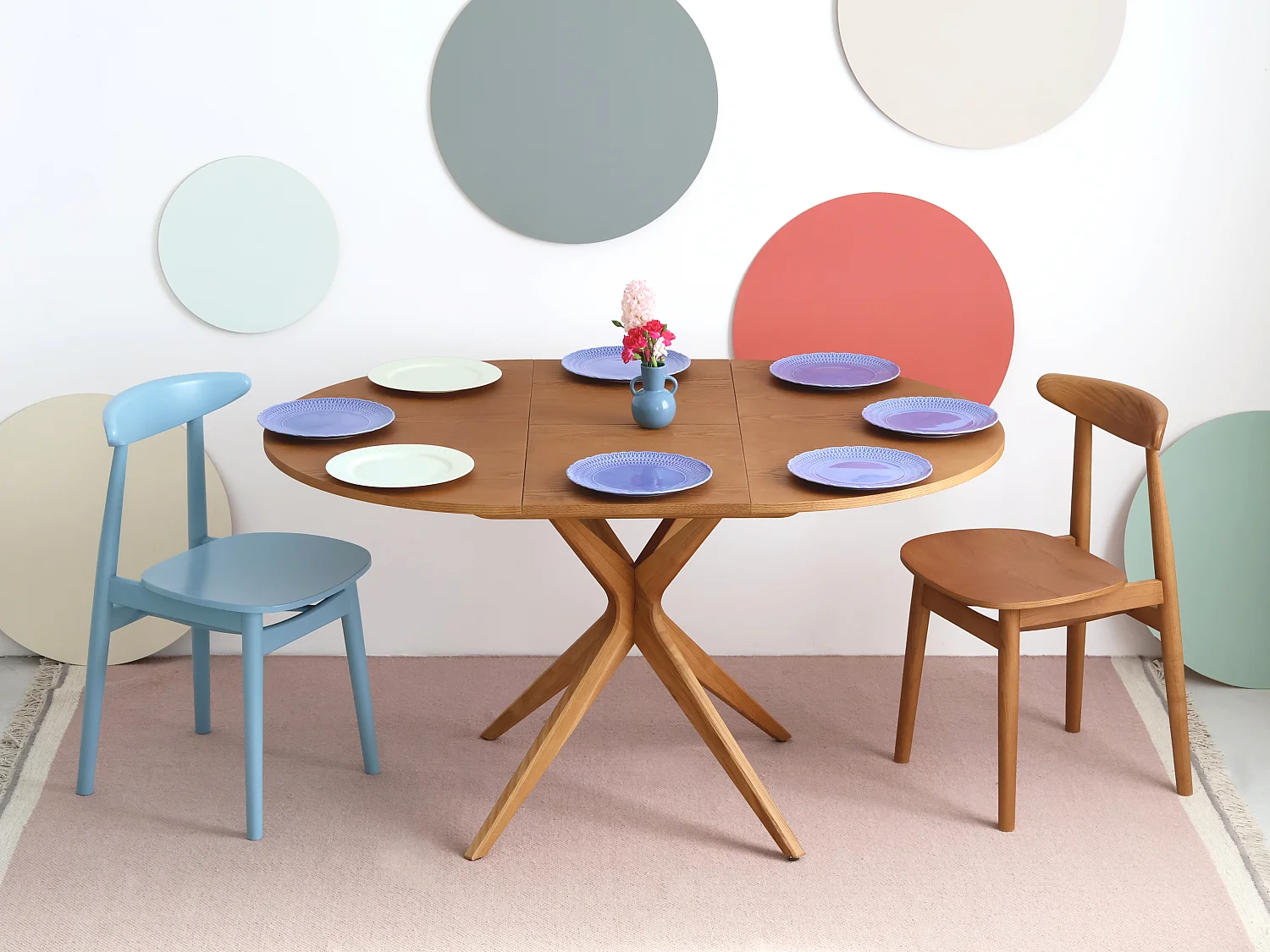 Mesa de jantar redonda extensível 100 cm para 5 pessoas, Jubi, folheada em freixo tingido de preto | Pés em madeira maciça de freixo tingidos de preto