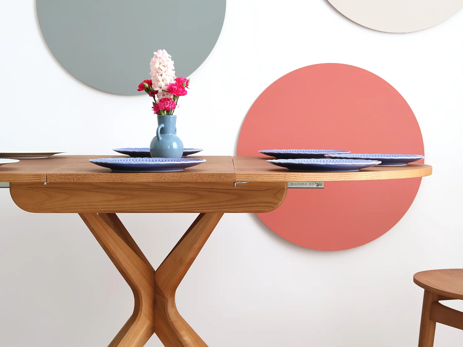 Mesa de jantar redonda extensível 100 cm para 5 pessoas, Jubi, folheada em freixo tingido de preto | Pés em madeira maciça de freixo tingidos de preto