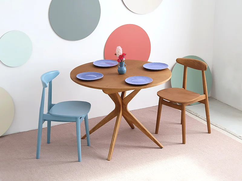 Mesa de jantar redonda extensível 100 cm para 5 pessoas, Jubi, folheada em freixo tingido de carvalho | Pés em madeira maciça de freixo tingidos de carvalho