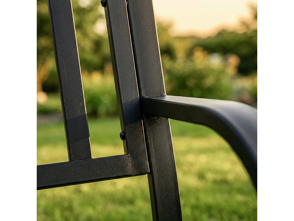 Czarna ławka ogrodowa LINEA ze stalowymi nogami i oparciem szerokość 119 cm