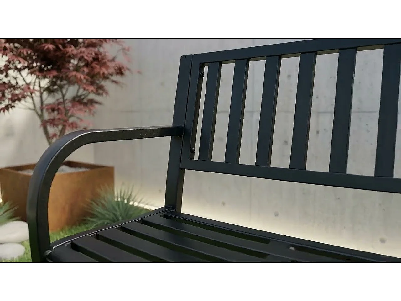 Banc de jardin noir LINEA avec pieds en acier et dossier en acier, largeur 119 cm