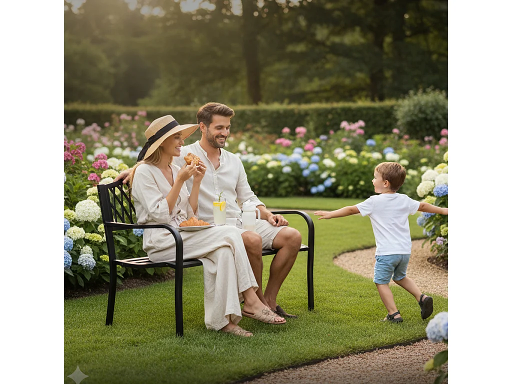 Czarna ławka ogrodowa ARCADIA ze stalowymi nogami i żeliwnym oparciem szerokość 127 cm