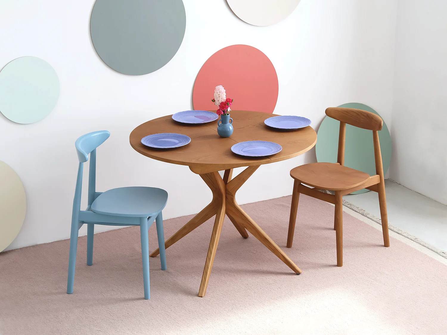 Mesa de jantar redonda extensível 100 cm para 5 pessoas, Jubi, folheada em freixo tingido de nogueira | Pés em madeira maciça de freixo tingidos de nogueira