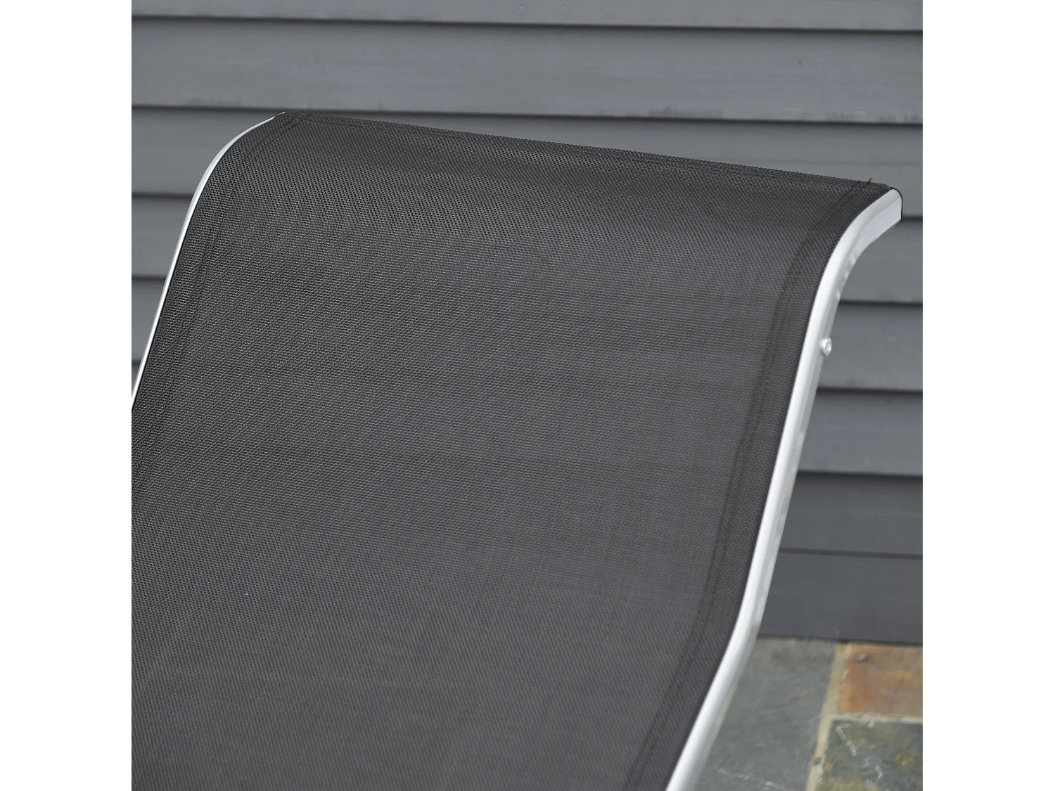 Set 2 Sdraio da Giardino con Tavolino in Vetro e Seduta in Tessuto Traspirante