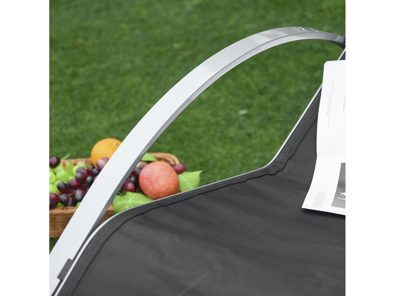 Set 2 Sdraio da Giardino con Tavolino in Vetro e Seduta in Tessuto Traspirante