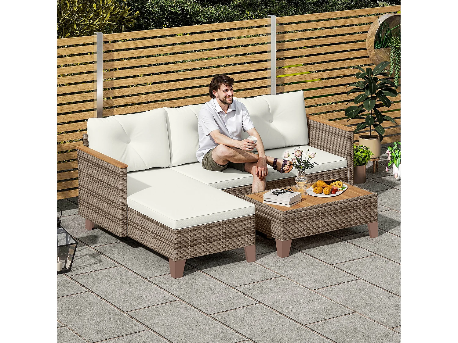 Salotto da giardino con divano chaise longue e tavolino crema