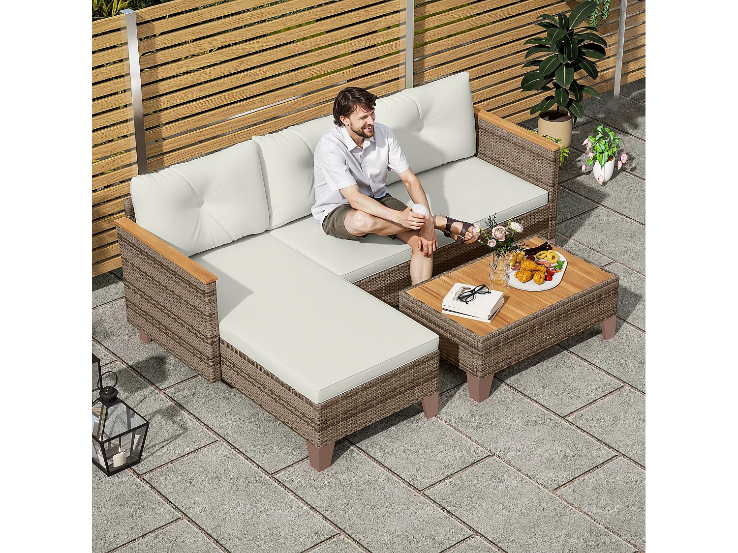 Salotto da giardino con divano chaise longue e tavolino crema