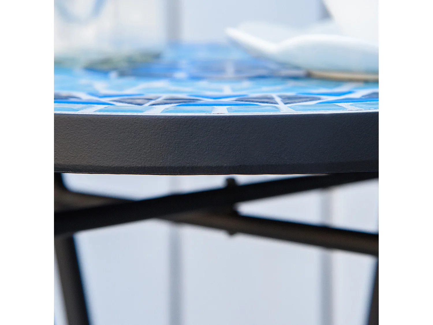 Tavolino da giardino rotondo in metallo e ceramica blu