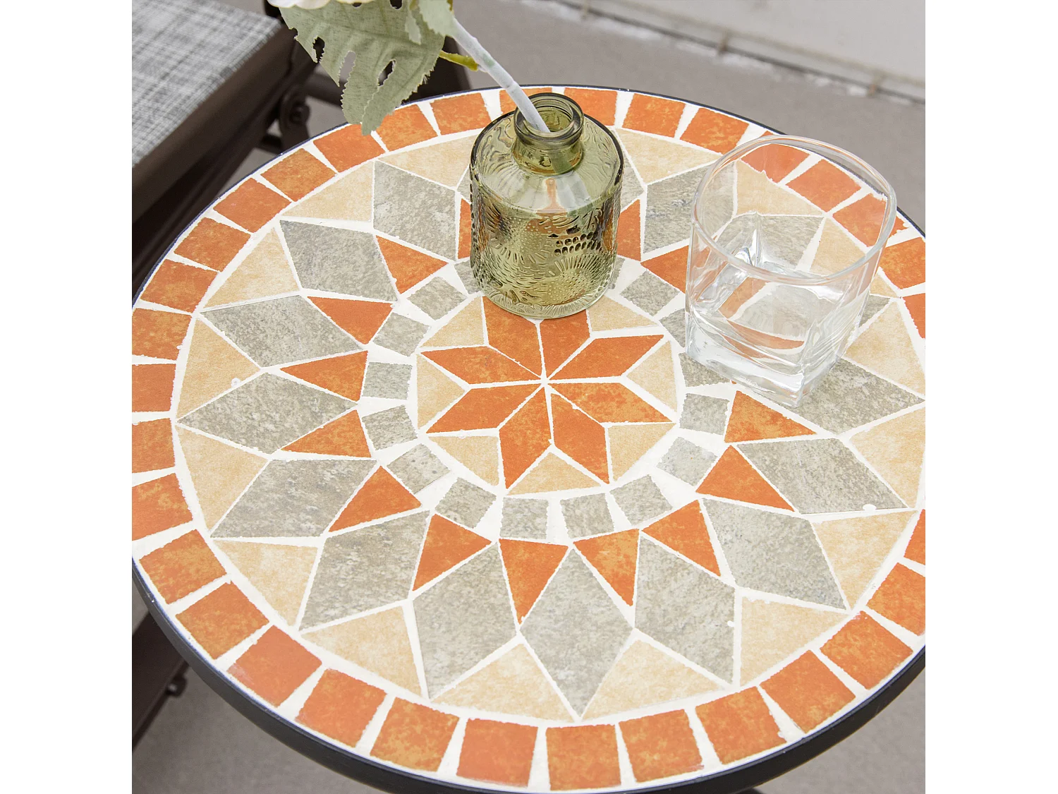 Tavolino rotondo esterni con piano a mosaico multicolore