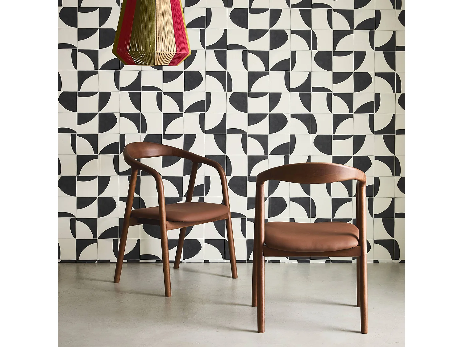 Lot de 2 fauteuils structure bois d'hévéa. assise simili cuir. teinte noyer vintage. L 55 x P 57 x H 79cm.