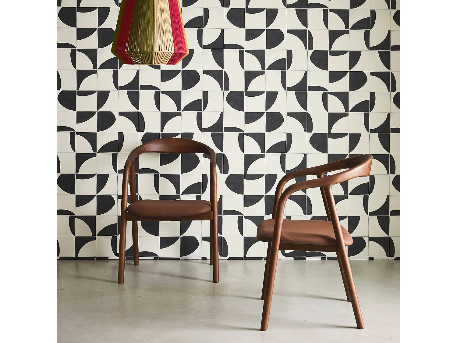 Lot de 2 fauteuils structure bois d'hévéa. assise simili cuir. teinte noyer vintage. L 55 x P 57 x H 79cm.