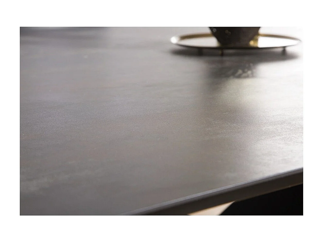 Table de salle à manger ATARA 180–260 cm – Plateau en céramique gris taupe et structure en métal noir