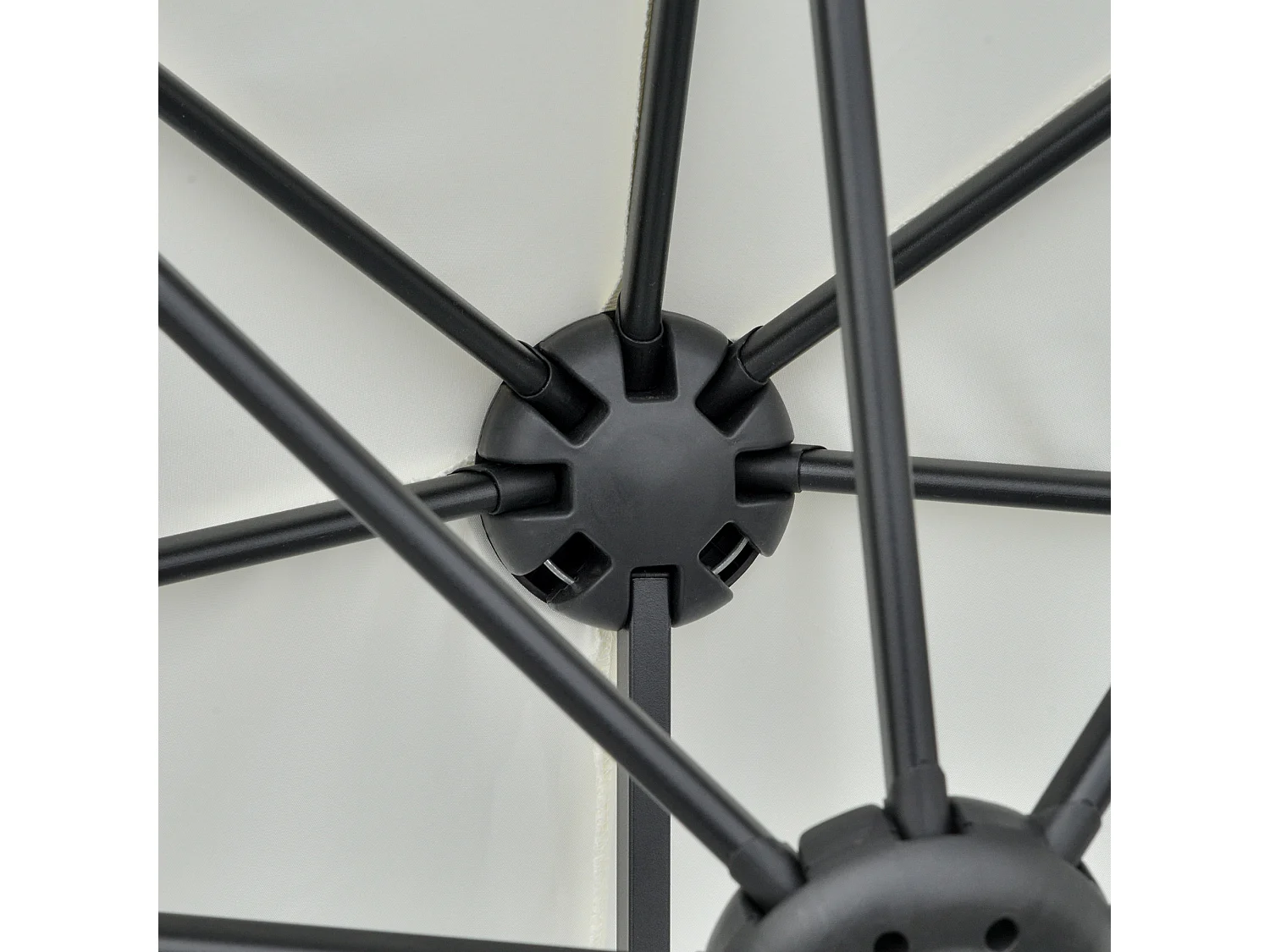 Ombrellone semicircolare con manovella e telo anti uv crema