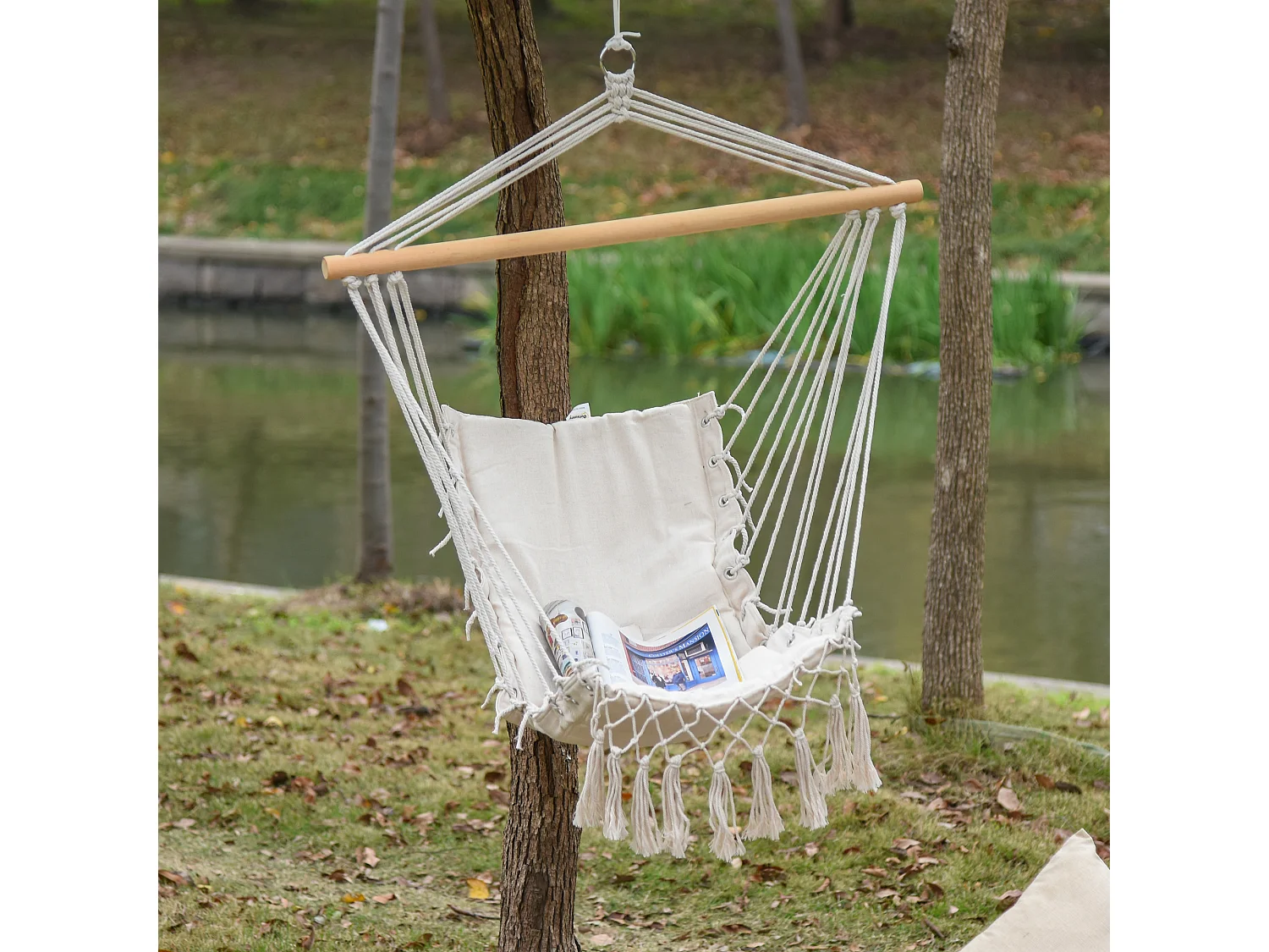 Sedia sospesa da interno ed esterno in tessuto con nappe crema