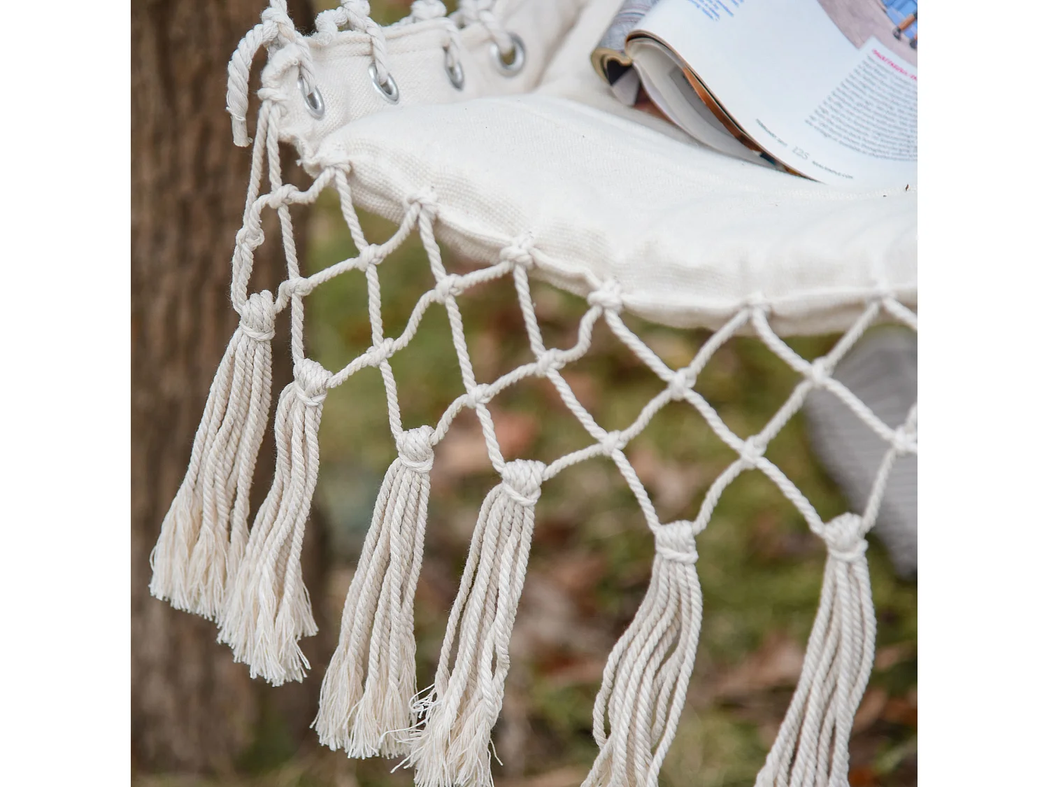 Sedia sospesa da interno ed esterno in tessuto con nappe crema