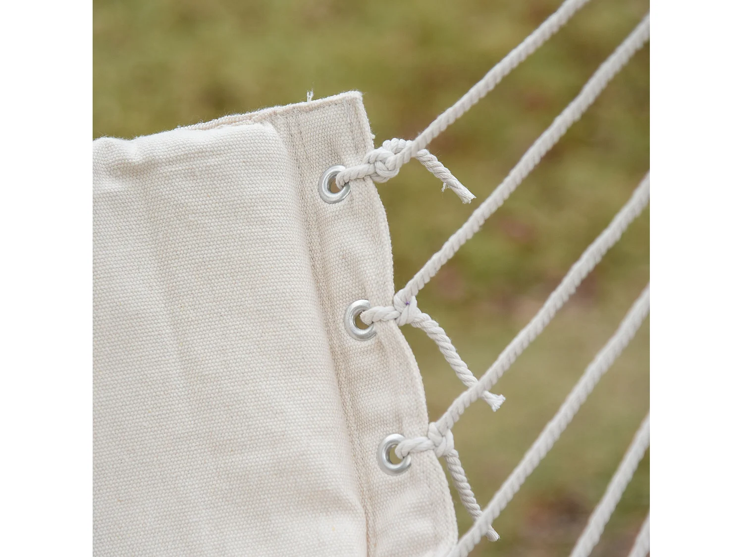 Sedia sospesa da interno ed esterno in tessuto con nappe crema