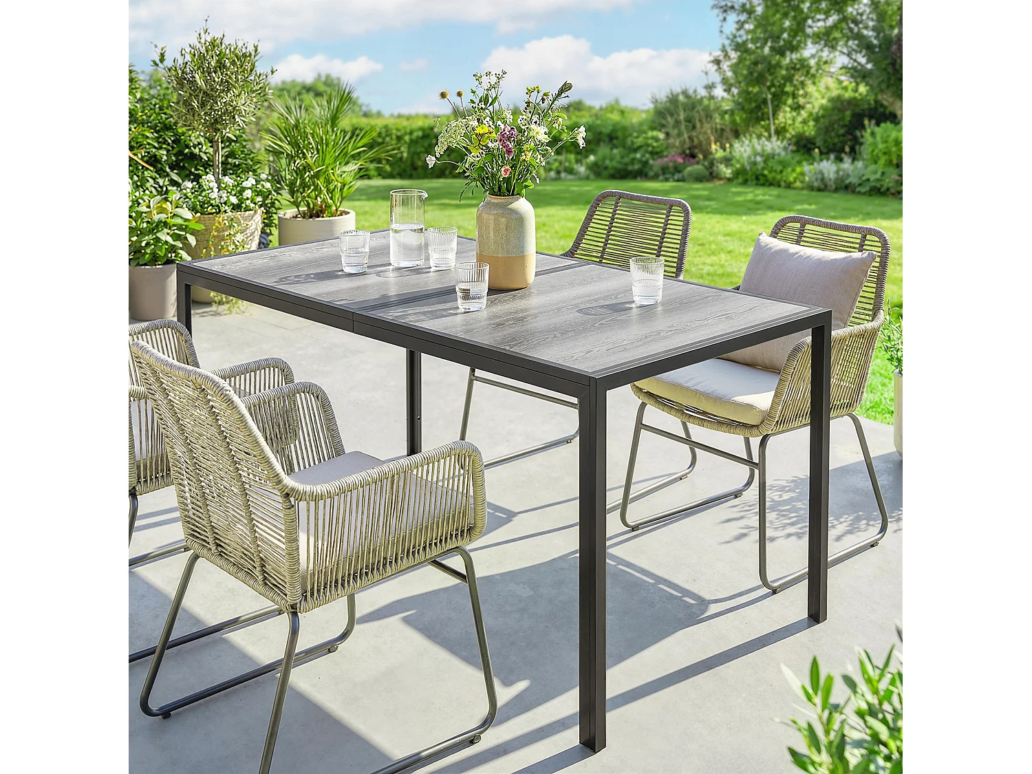 Tavolo da giardino con piano effetto legno in acciaio grigio e nero