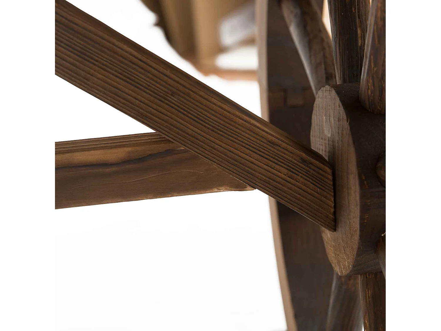 Tavolo da giardino stile country con gambe a ruota in legno
