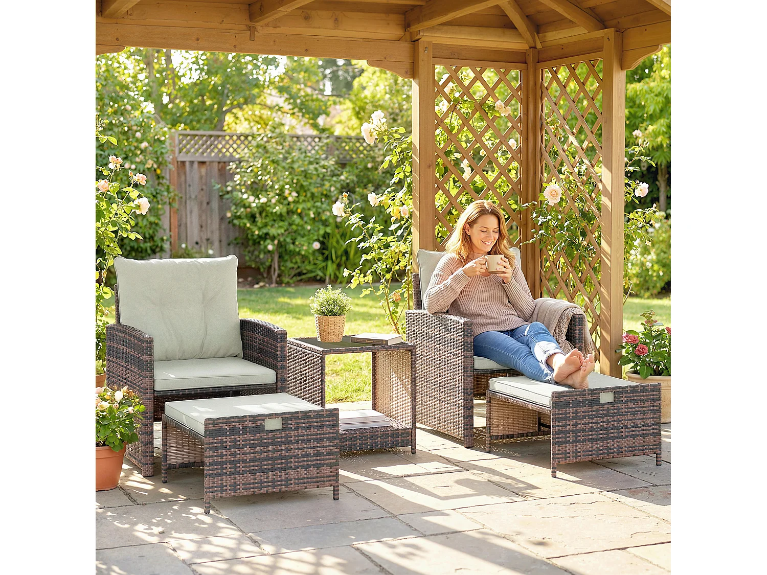 Set da esterno con 2 pouf 2 sedie tavolino marrone crema