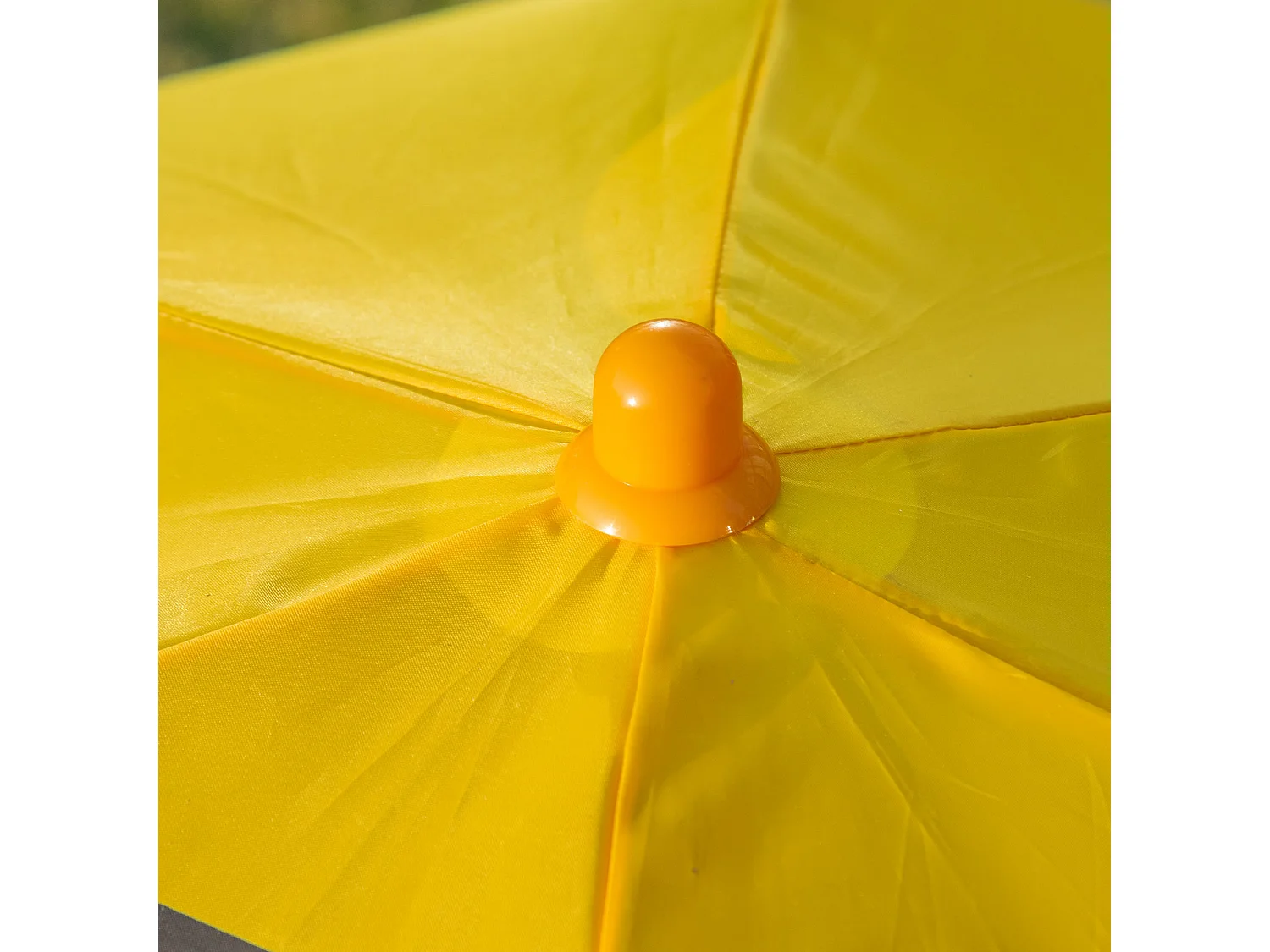 Set da esterno per bambini con 2 sedie, tavolino e ombrellone giallo