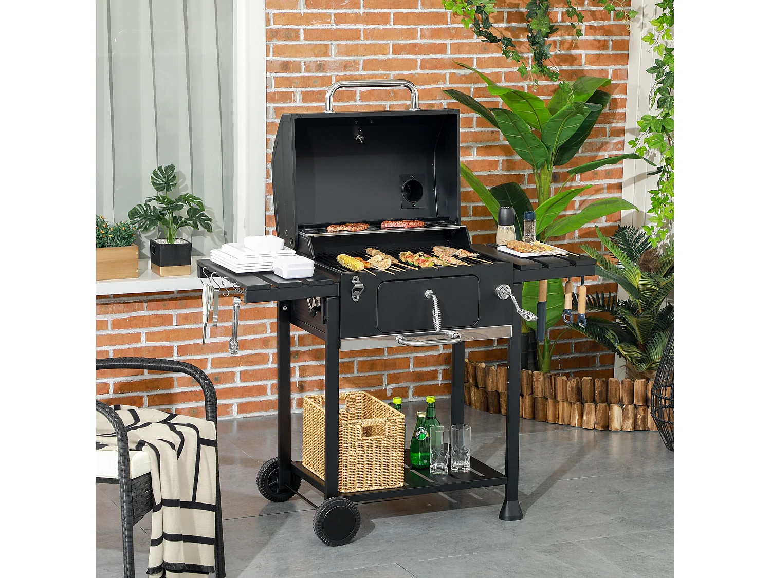 Barbecue a carbone con griglia regolabile coperchio e ruote nero