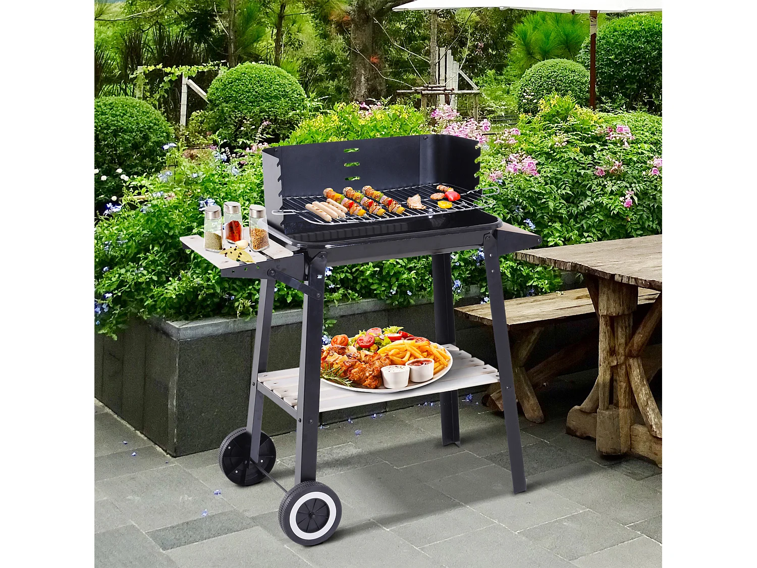 Barbecue a carbone con ripiani e ruote in acciaio e legno nero