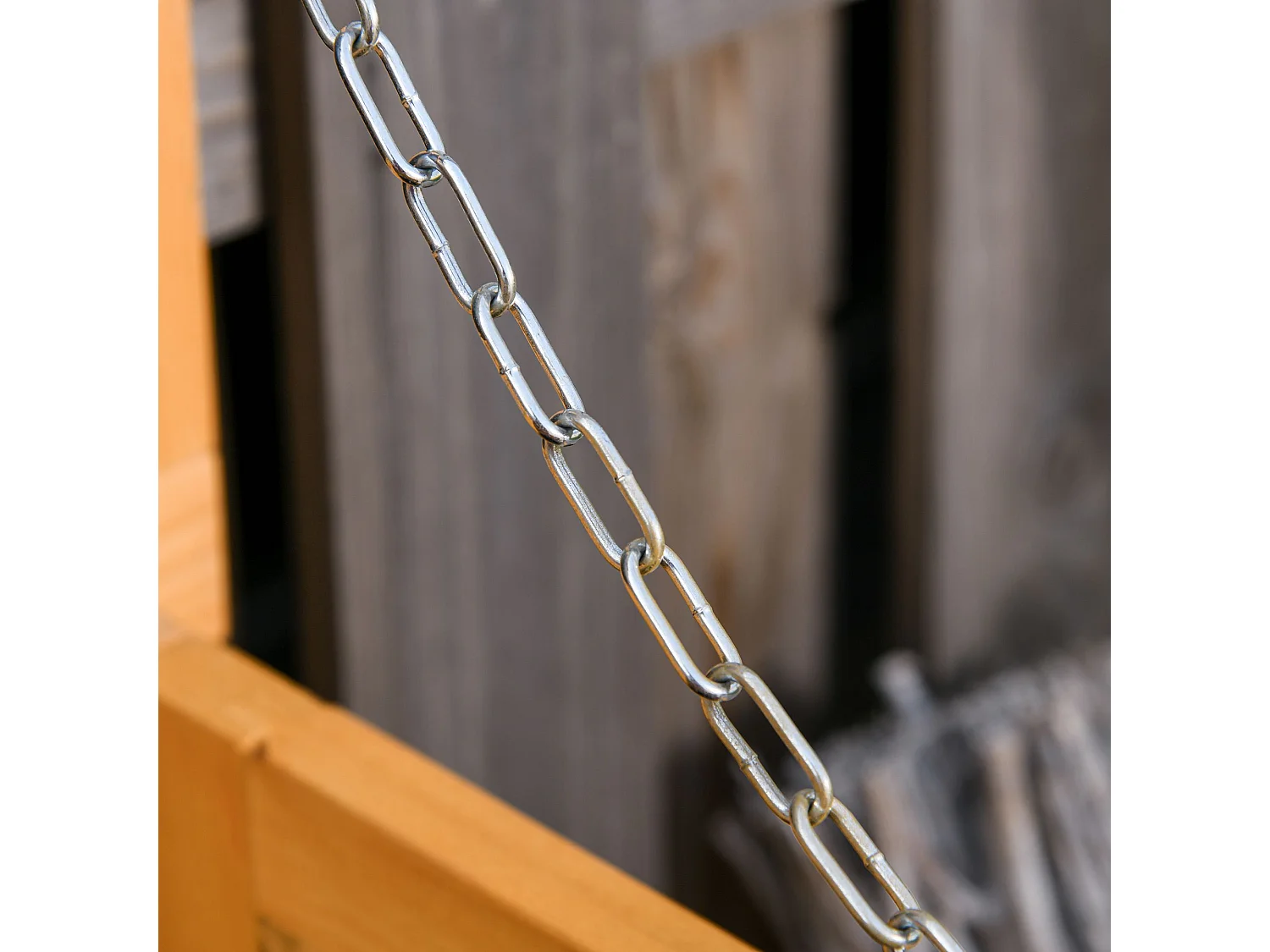 Baule da esterno con base rialzata in legno giallo scuro