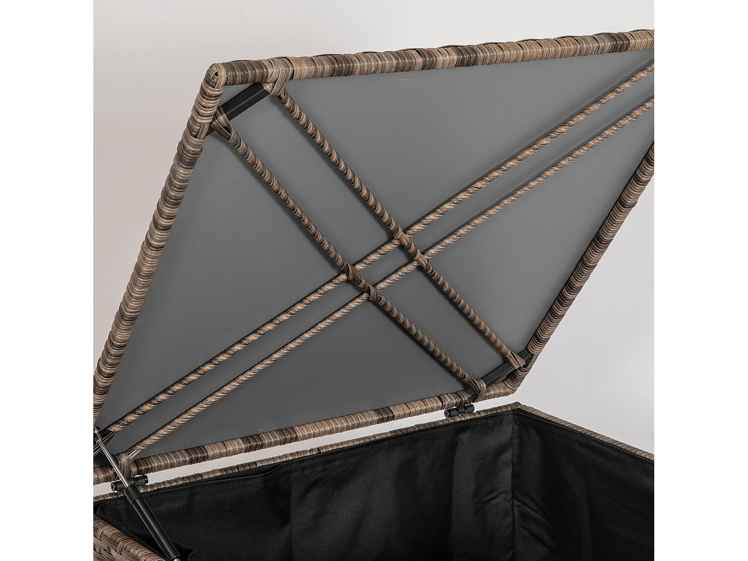 Baule da esterno in rattan pe e acciaio con fodera interna nero sabbia