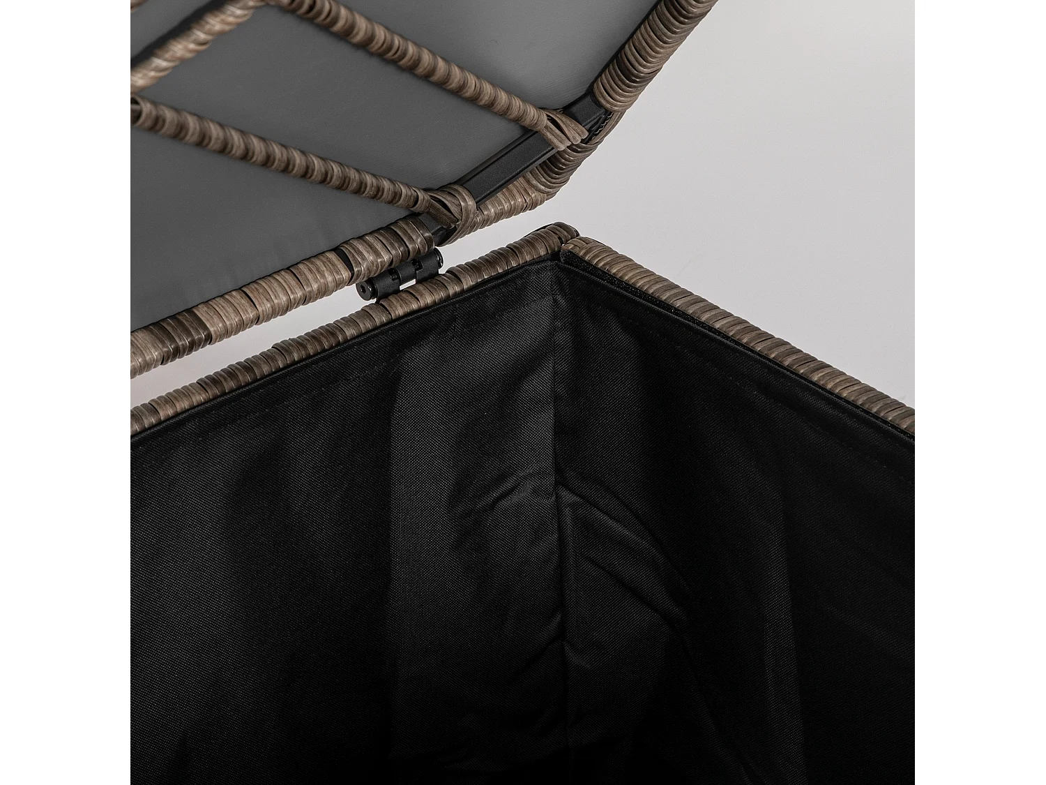 Baule da esterno in rattan pe e acciaio con fodera interna nero sabbia