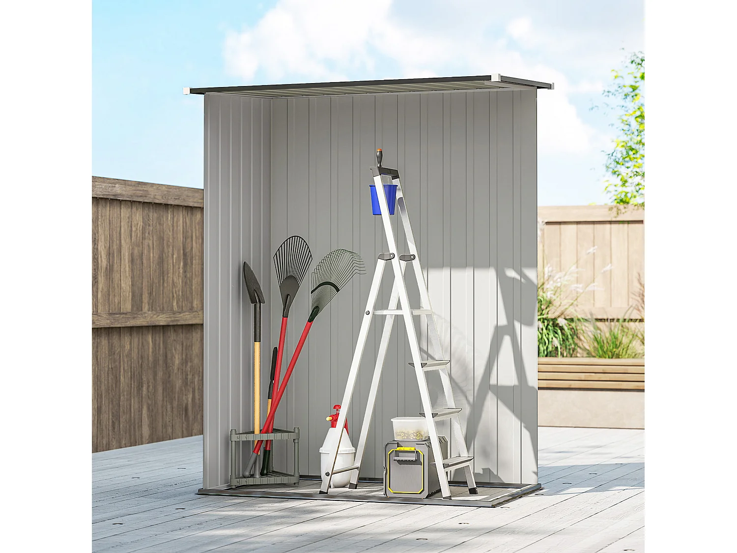 Capanno attrezzi in metallo con tetto inclinato marrone