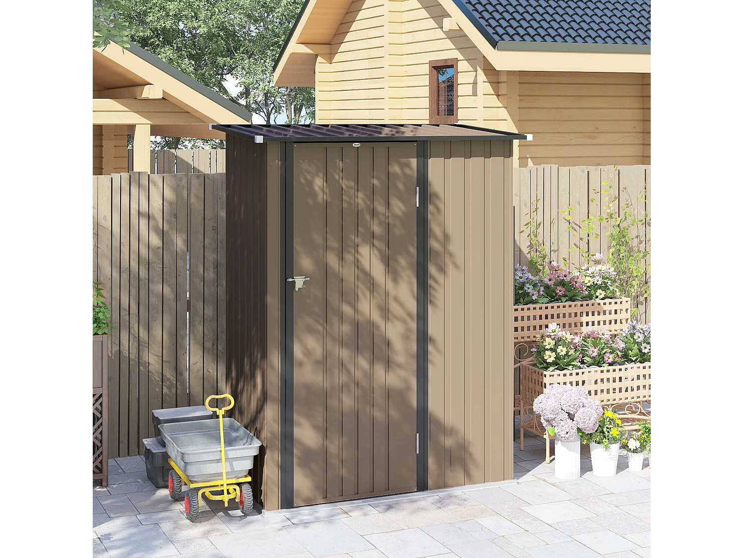 Capanno attrezzi in metallo con tetto inclinato marrone