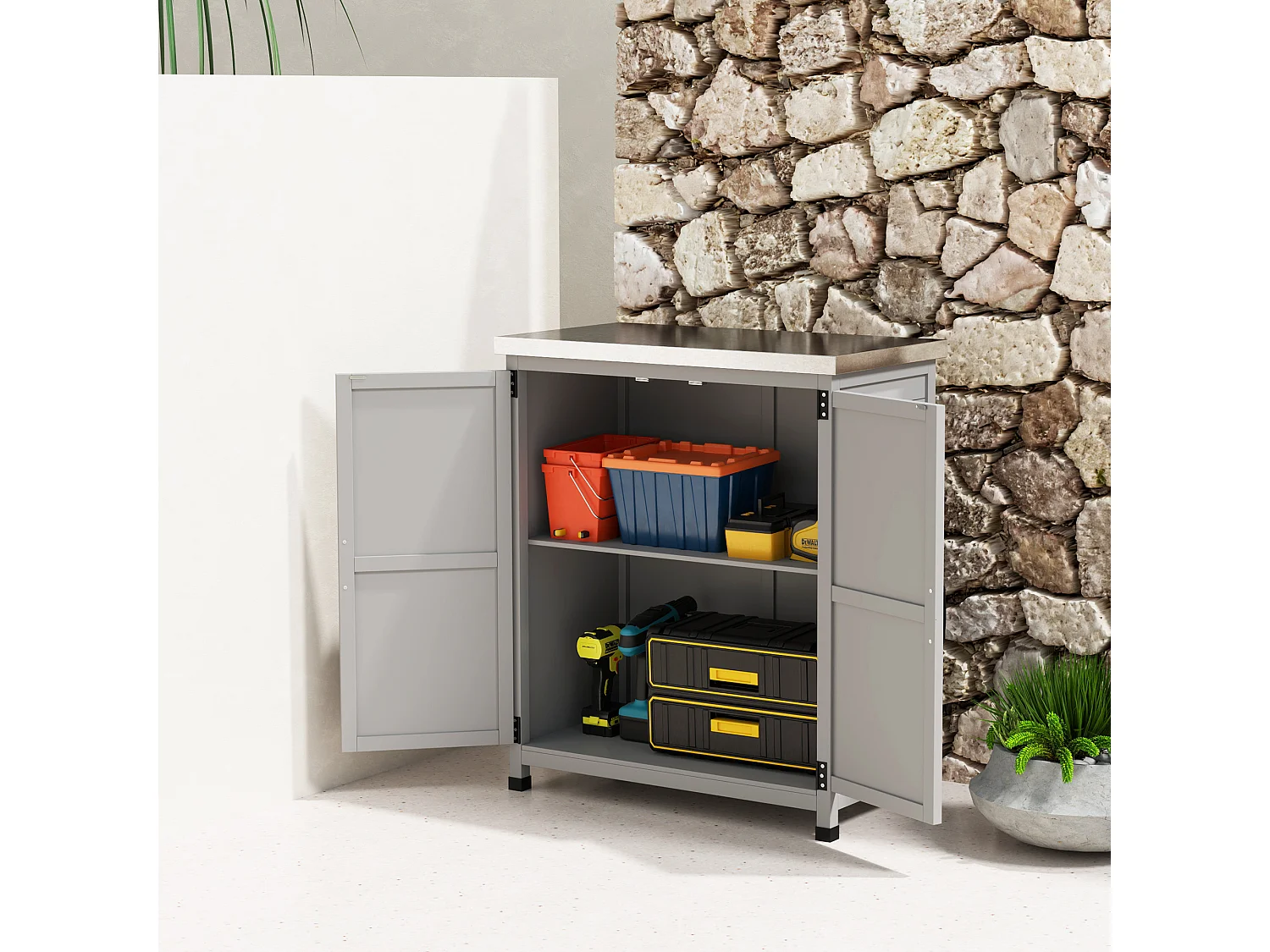 Armadio da esterno con ripiano interno e banco da lavoro grigio