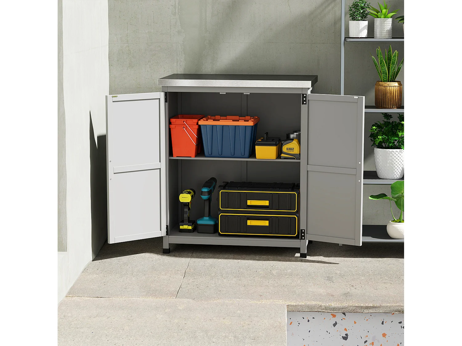 Armadio da esterno con ripiano interno e banco da lavoro grigio