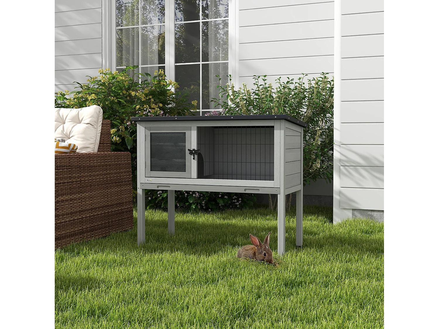 Conigliera rialzata da esterno con tetto apribile in legno grigio