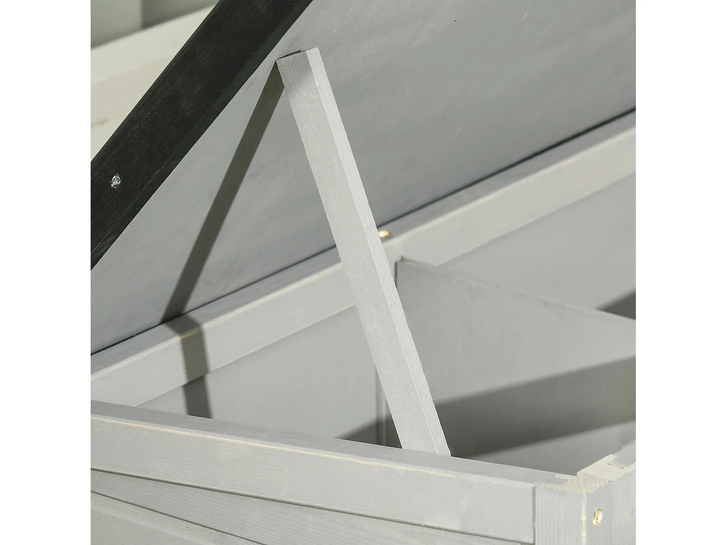 Conigliera rialzata da esterno con tetto apribile in legno grigio