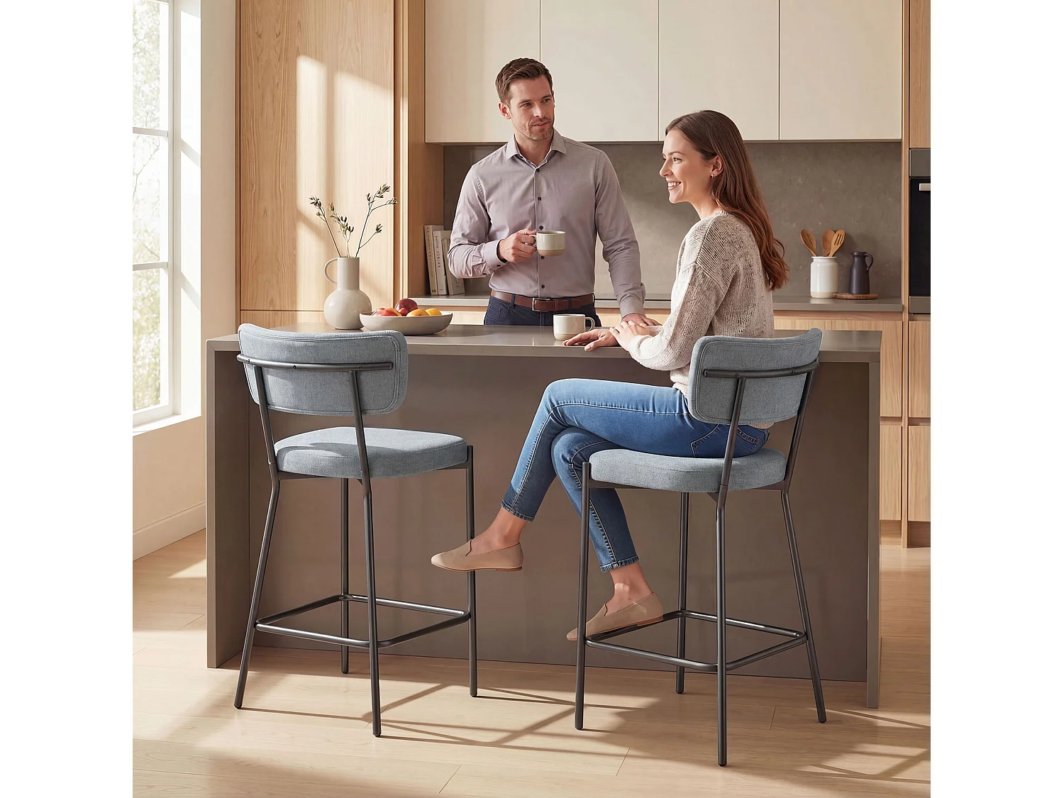 Set 2 sgabelli da bar con schienale e poggiapiedi in tessuto grigio